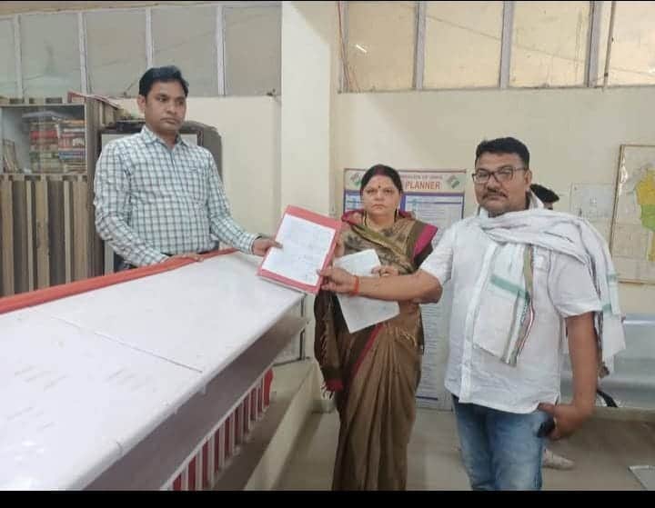 इस्तीफा देते हुए नगर पालिका उपाध्यक्ष।