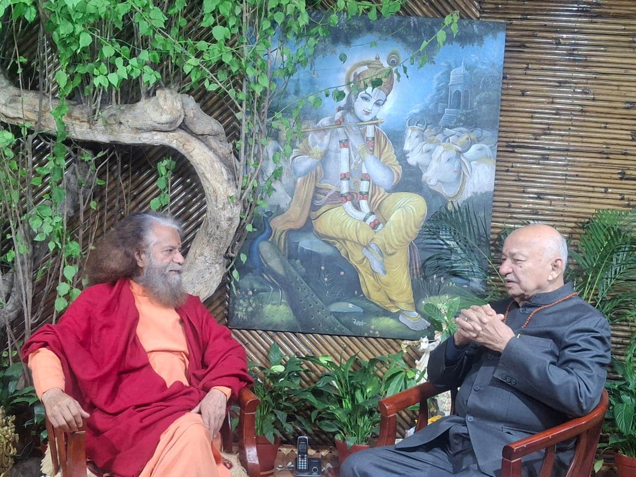 स्वामी चिदानंद सरस्वती से वार्ता करते पूर्व केंद्रीय मंत्री सुशील कुमार शिंदे। स्रोत परमार्थ म