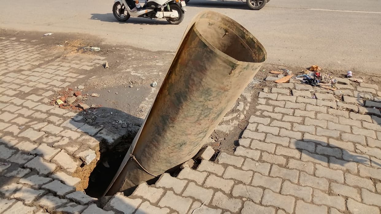 Sewer line collapses on Hisar-Sirsa road, creating a 5-foot deep crater