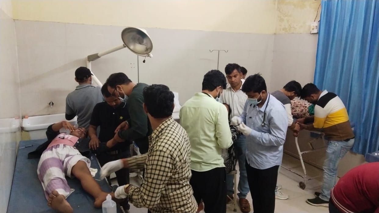 A gas cylinder pipe caught fire while cooking, injuring six people, including an innocent child.