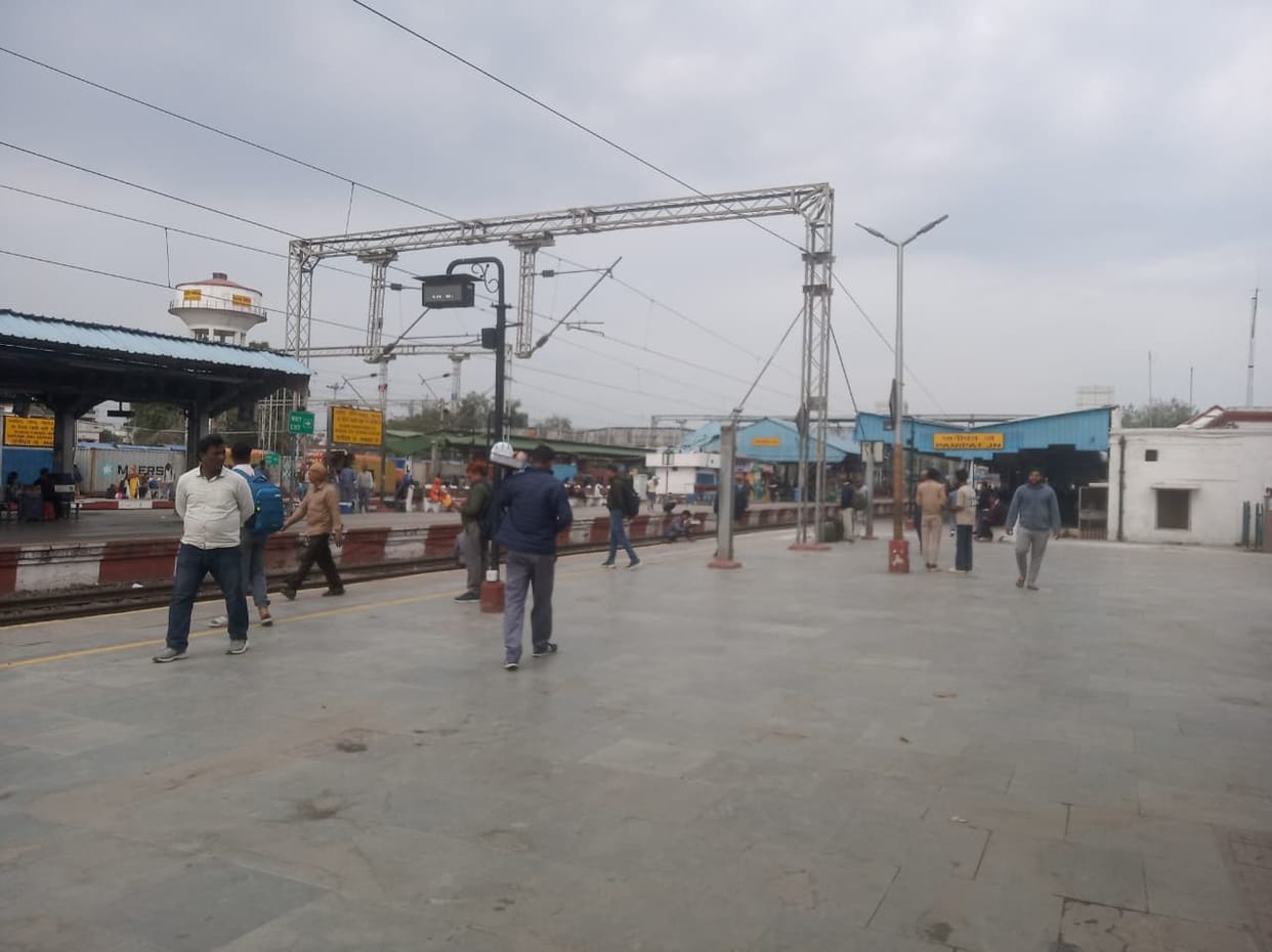 Goa Sampark Kranti Express arrives three and a quarter hours late, passengers upset
