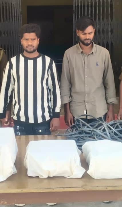 दुर्गागंज थाने पर पगड़े गए चोरी के आरोपी। स्रोत पुलिस