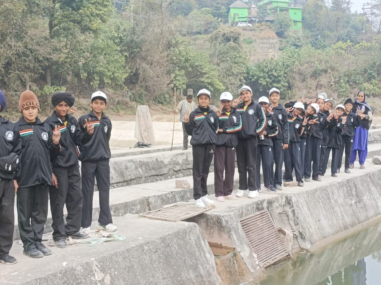 The students of Majari School visited the Fish Seed Farm, Dayoli.