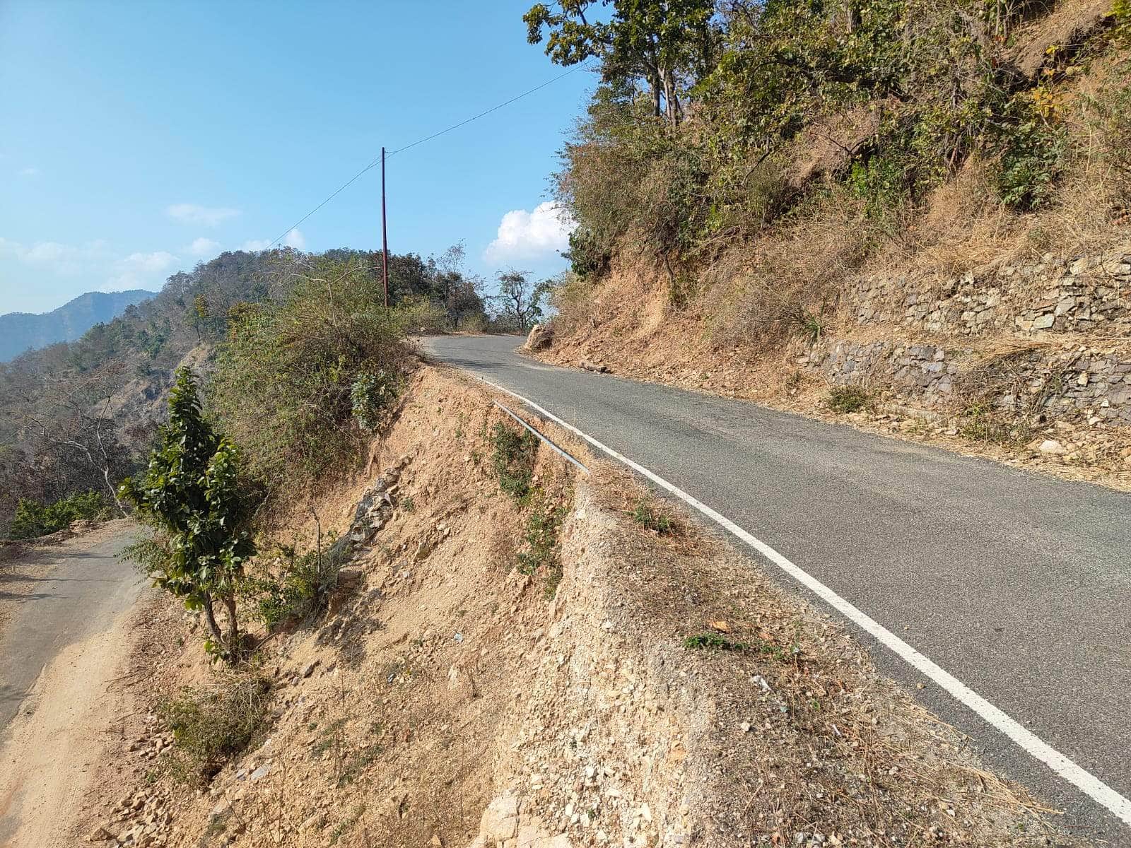 08-घट्टू गाड सिलोगी गुमखाल मोटर मार्ग पर टूटी सड़क-संवाद