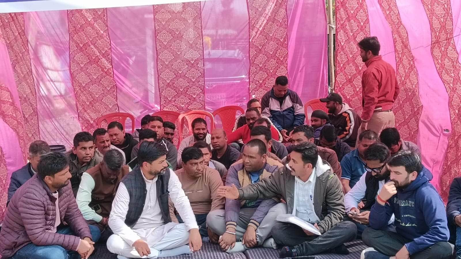 2-औद्योगिक क्षेत्र लाल तप्पड़ में आंदोलन कर रहे श्रमिकों के अनिश्चितकालीन धरने को समर्थन देते क