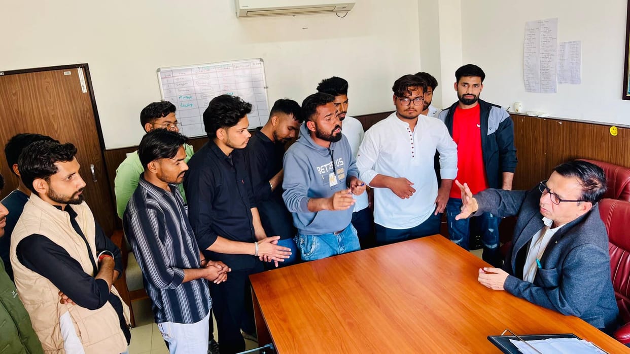 Students surrounded the Chief Warden over poor quality food.