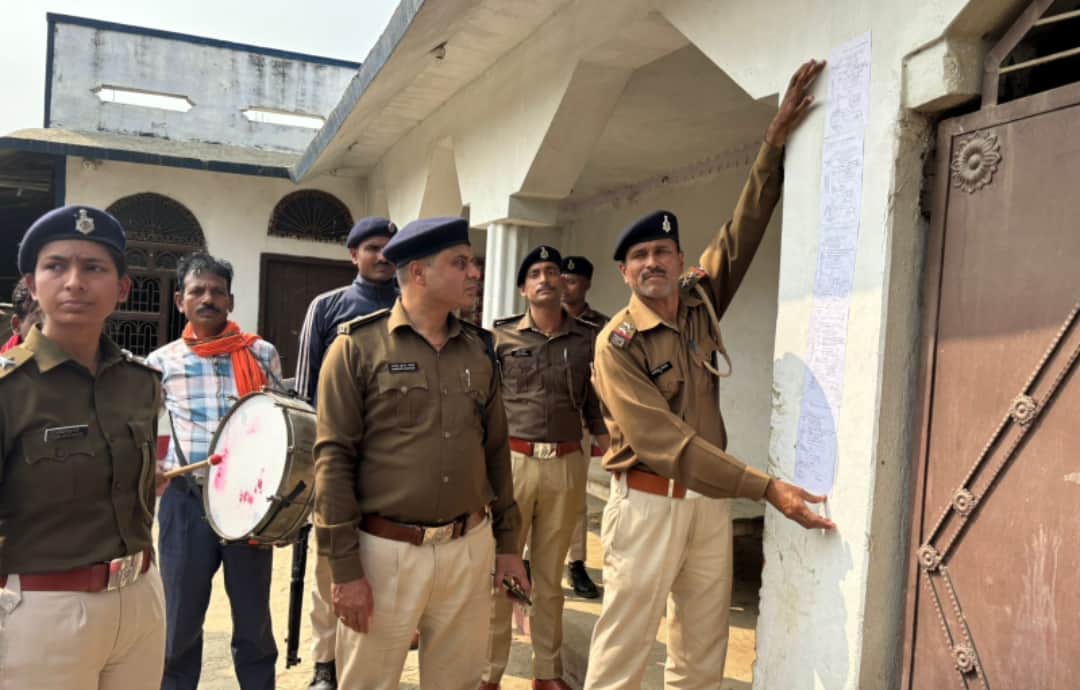 आरोपी के घर दुगडूगी बजाकर इश्तेहार चिपकाती पुलिस