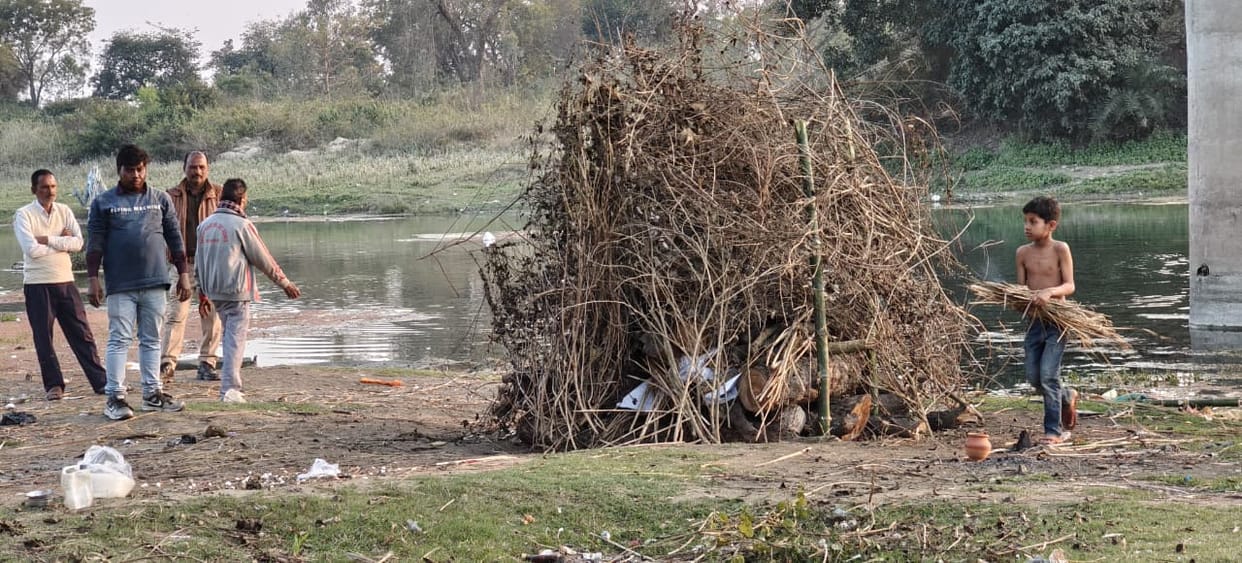 The couple was cremated on the same pyre, tears welled up in their eyes.