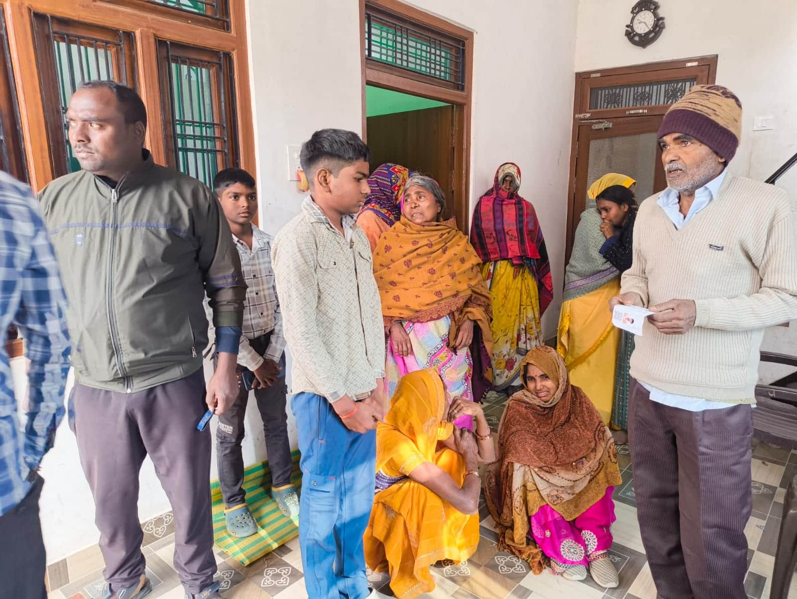 अमेठी के रायपुर फुलवारी में मृतक राम प्रकाश वर्मा के गमगीन परिजन। संवाद