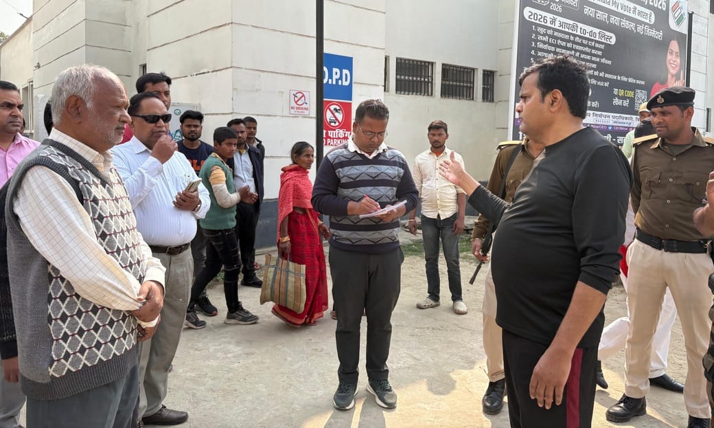 अस्पताल का निरीक्षण करते कोसी कमिश्नर