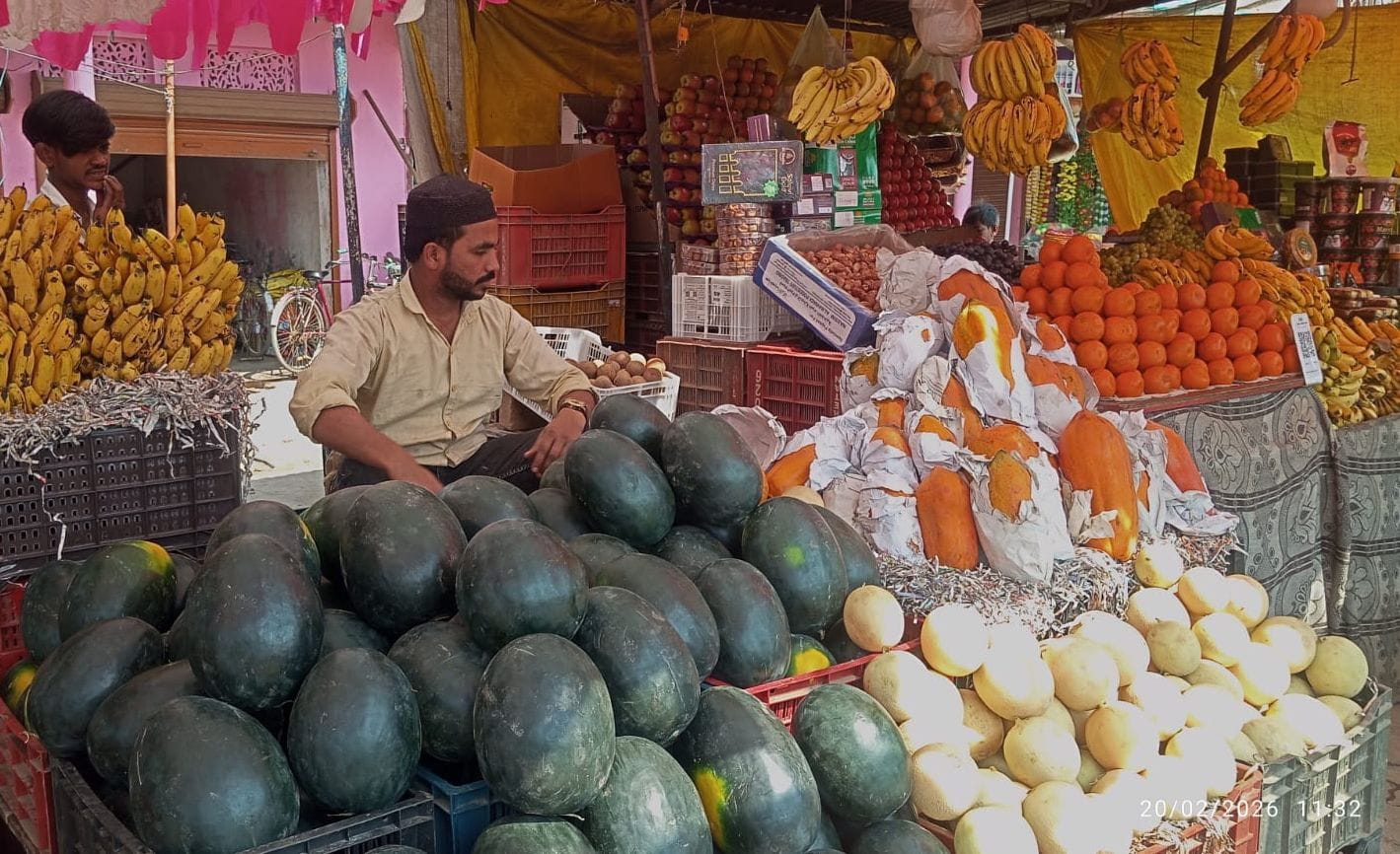 बिस्कोहर कस्बे के प्राइवेट बस अड्डे के पास सजी फलों की दुकान। संवाद