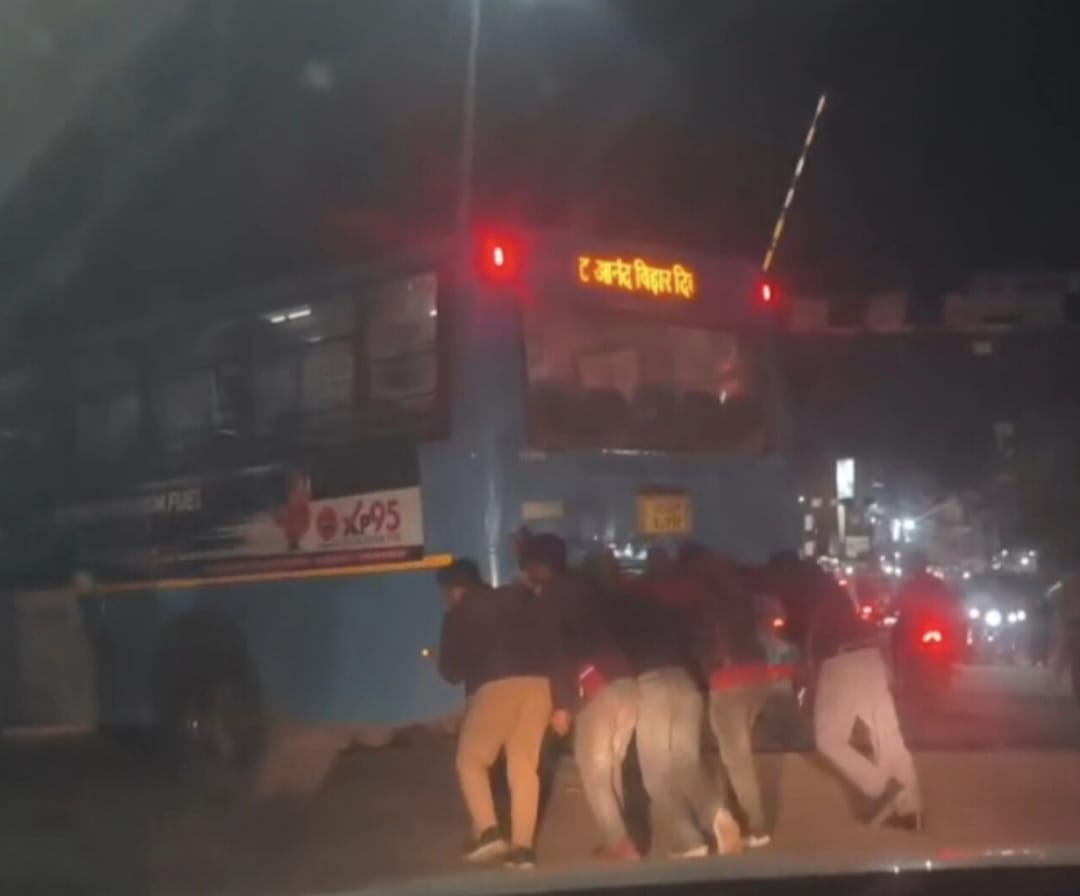 Roadways bus stopped on the way due to technical fault