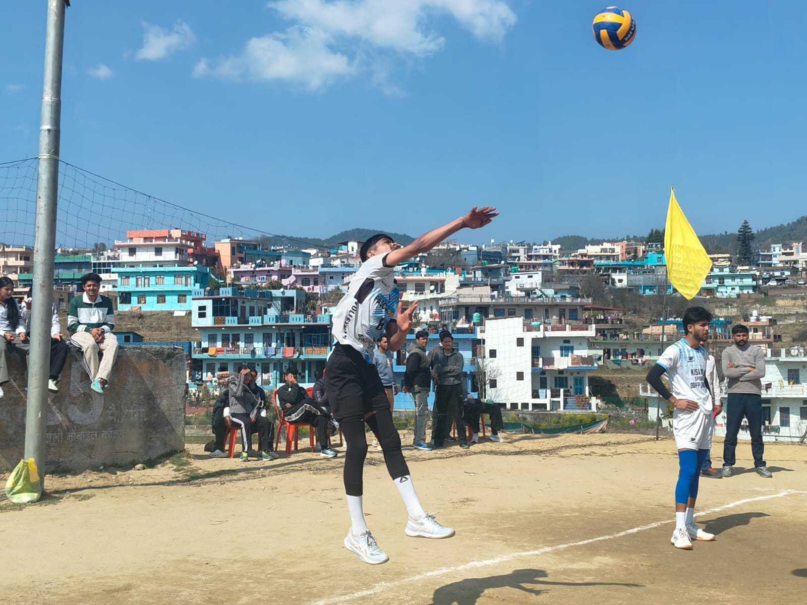 चंपावत में राज्य स्तरीय पुरुष वर्ग की ऑफिशियल यूथ वॉलीबाल चैंपियनशिप में मैच के दौरान दमदार सर्