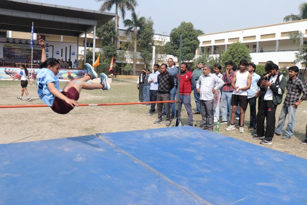 Mehak among girl students and Vishal among boy students became the best players