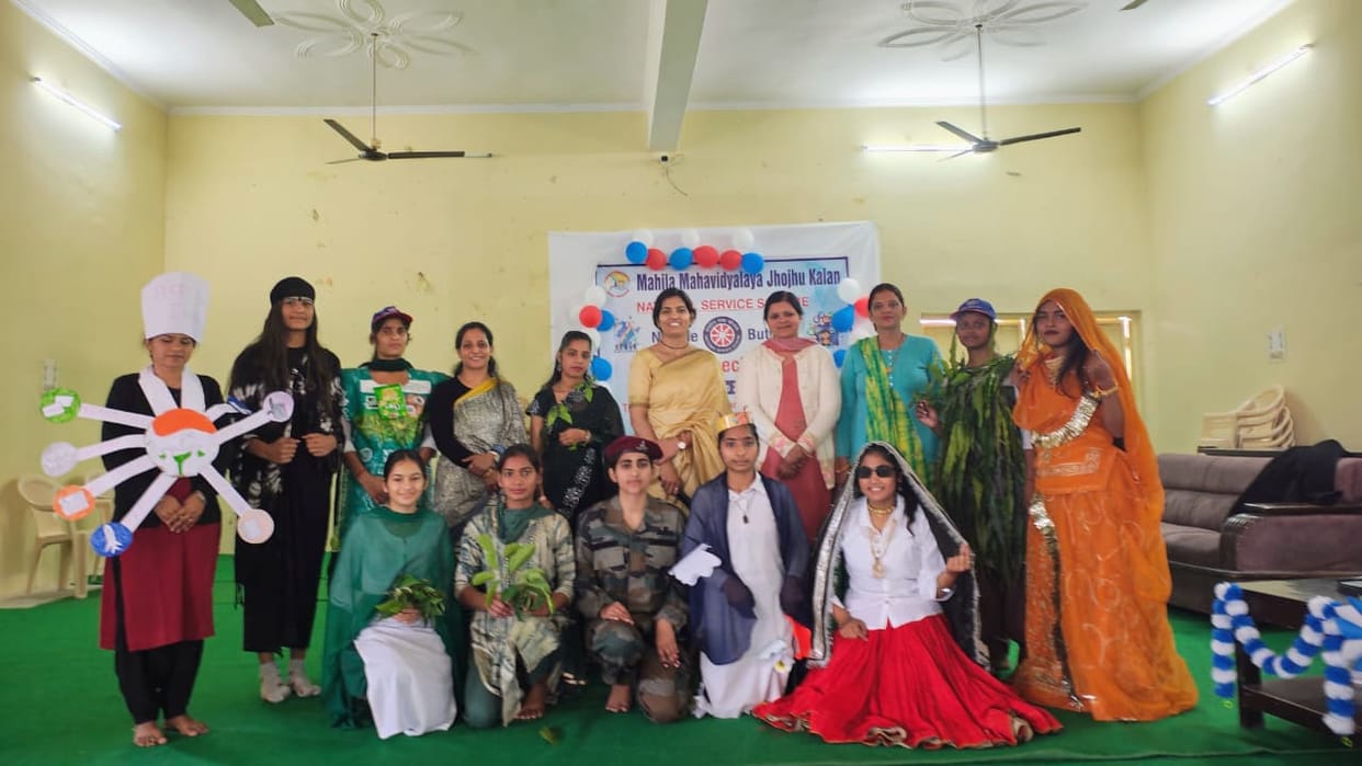 Babita, Shashi and Pallavi won the fancy dress competition.