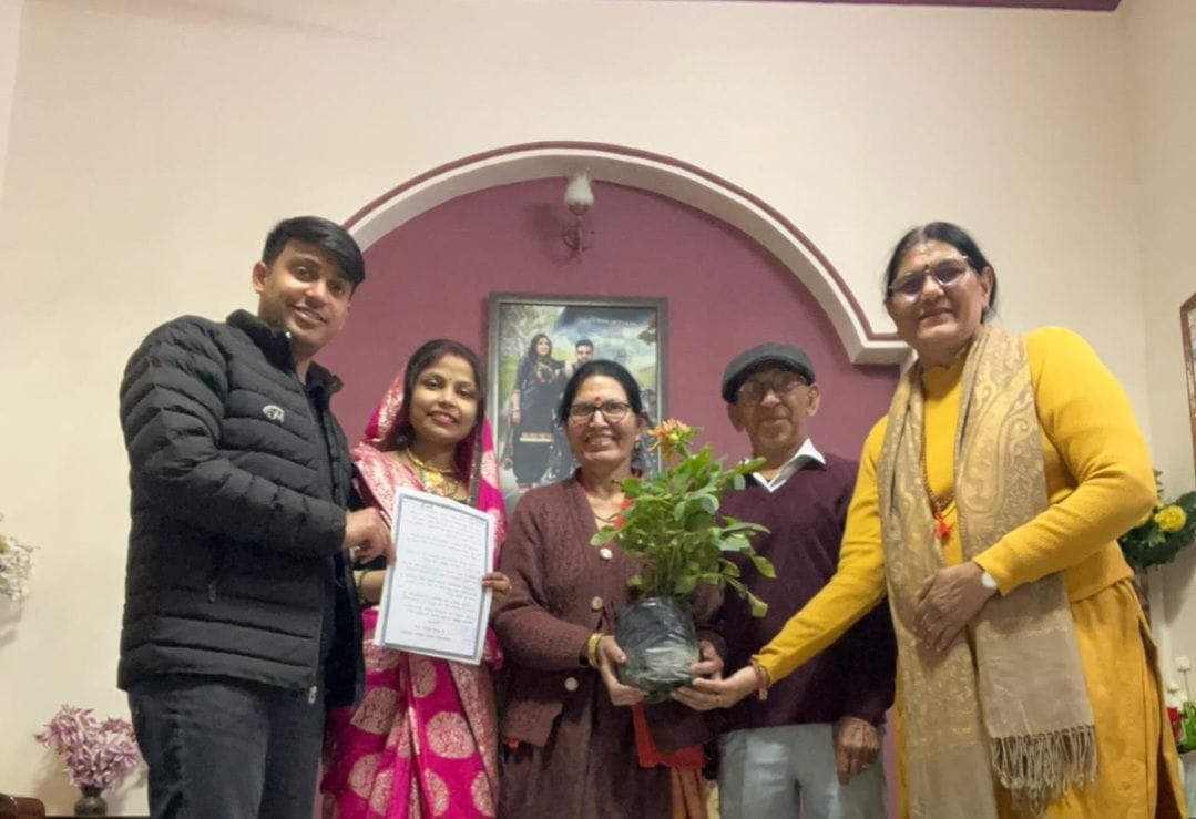 फोटो 01 नवववाहित जोड़े को पौधा भेंट करती कृष्णा आर्या। स्वय