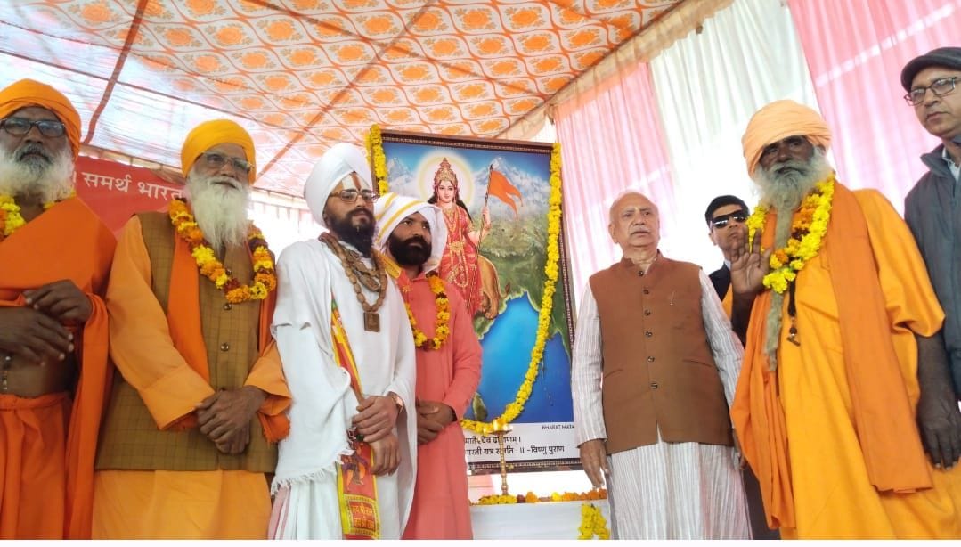 फोटो 10 हिंदू सम्मेलन के दौरान मंच पर मौजूद मुख्य अतिथि व अन्य। ग्रामीण