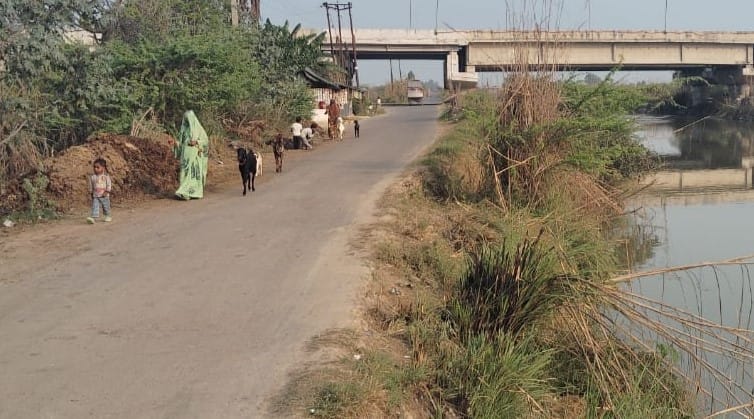 Encroachment on one side and cut tracks on the other became the cause of the accident.