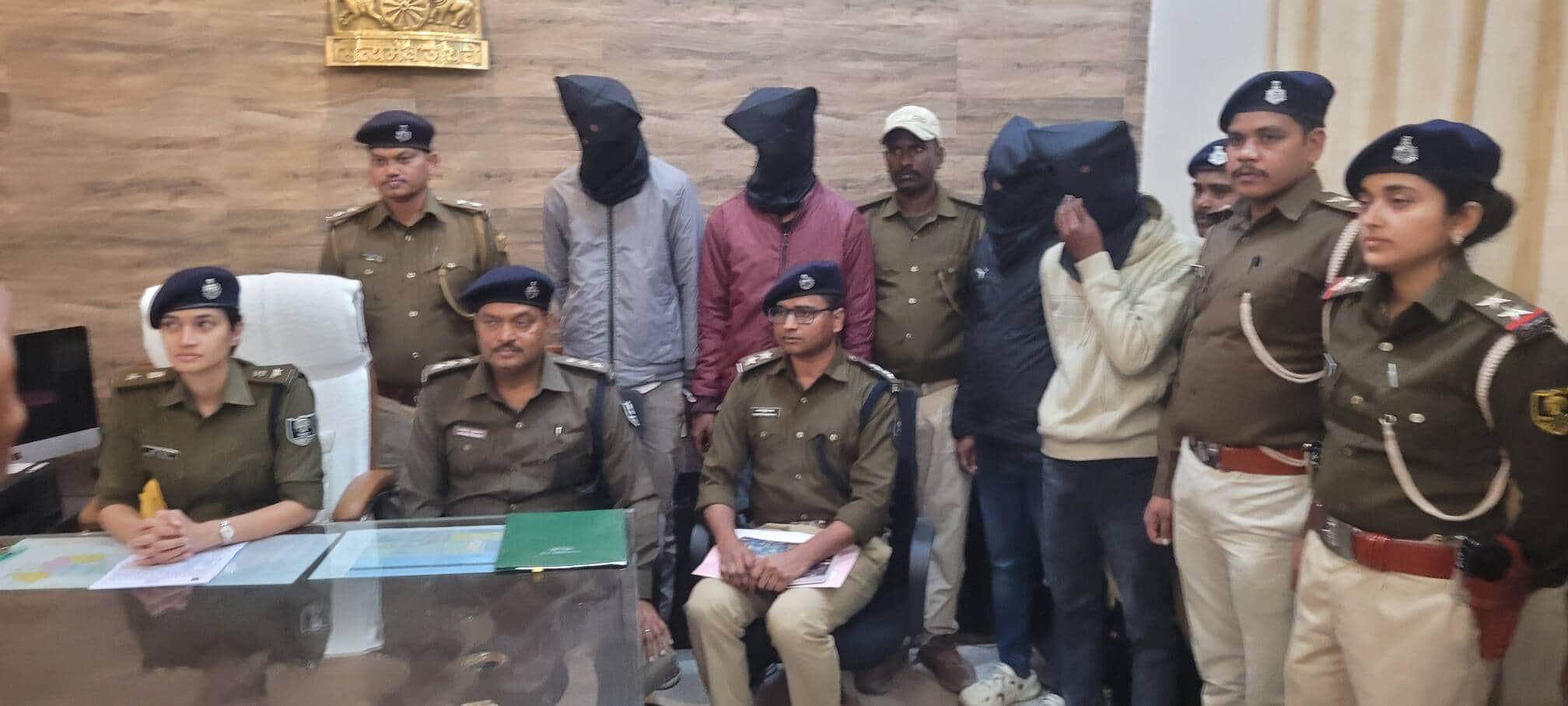 गिरफ्तारी के बाद प्रेस कॉन्फ्रेंस करते एसपी स्वीटी सहरावत