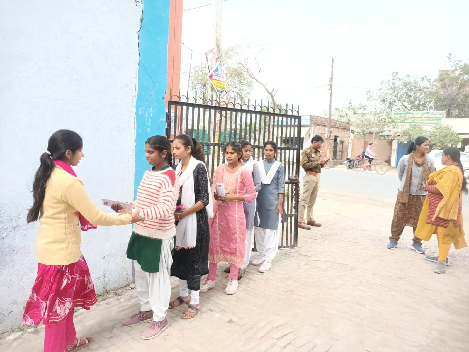  गौरीगंज के रणंजय इंटर कॉलेज गेट पर परीक्षा से पहले परीक्षार्थियों के अभिलेखों की जांच करतीं 