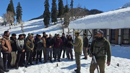 Srinagar, Unregistered 11 PhotoGrapher Arrested, Sonmarg