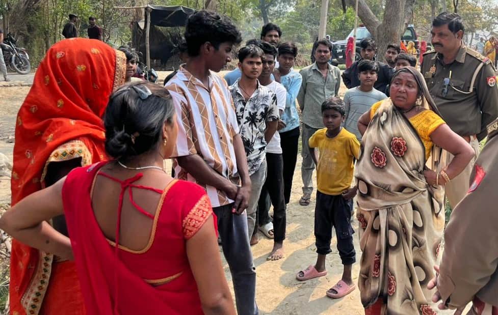 घटना के बाद मौके पर जुटी महिलाओं की भीड़। संवाद