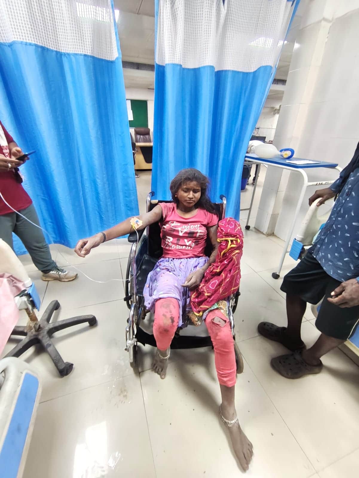 घायलों का इलाज करते डॉक्टर