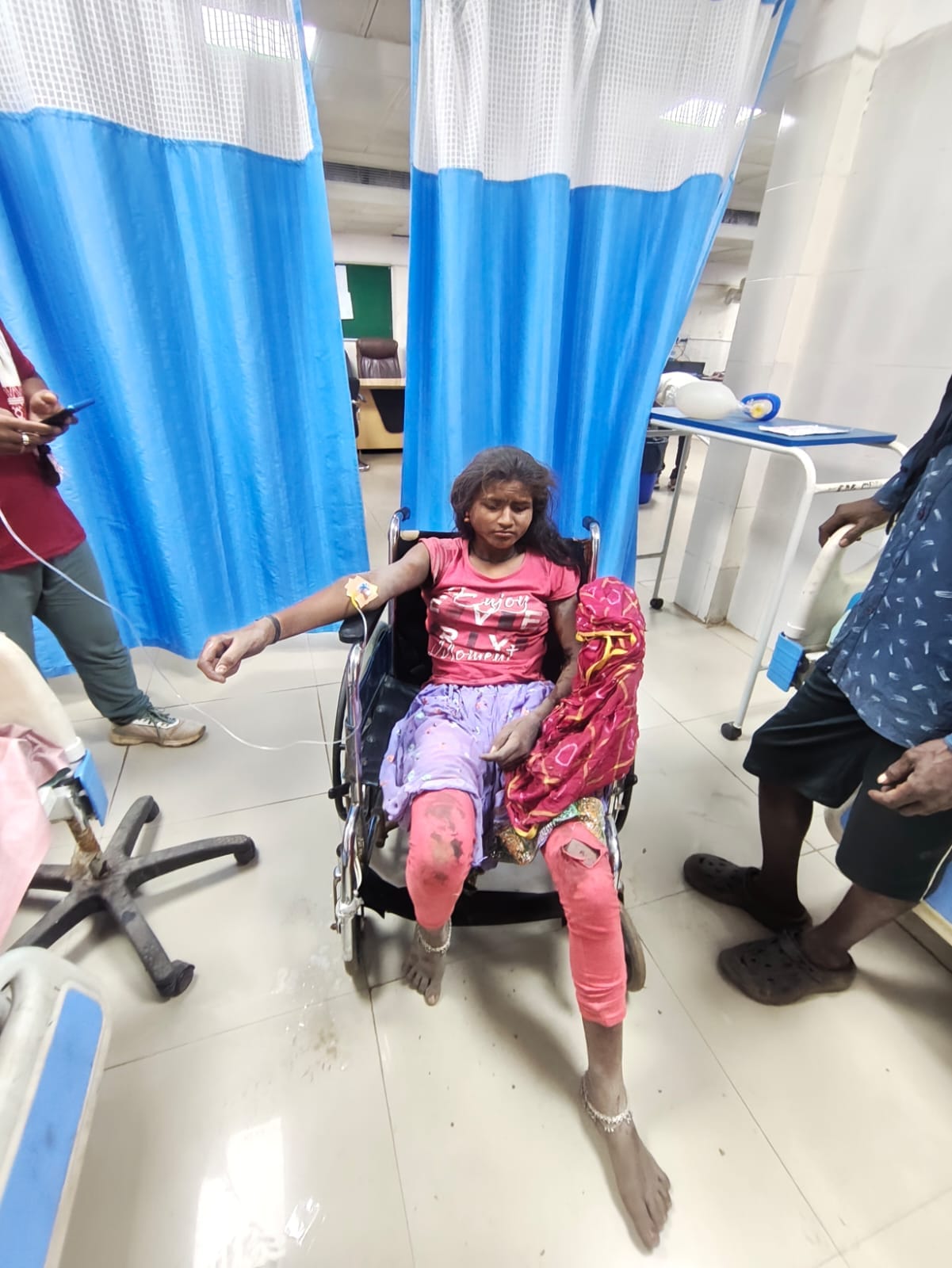 घायलों का इलाज करते डॉक्टर