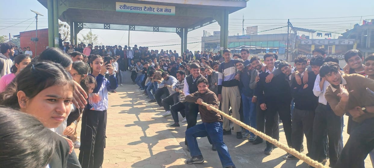 30 teams showed their strength in tug of war