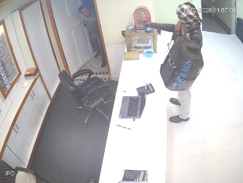 Attempted robbery at gunpoint from jewellers in broad daylight