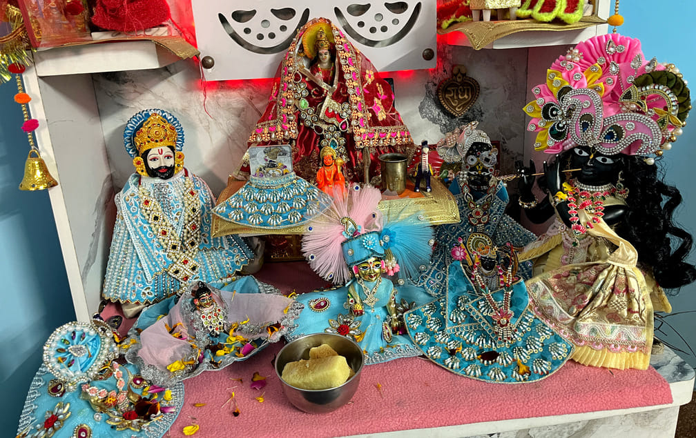 Phulera Dooj... Radha Raman, Yugal Sarkar and Laddu Gopal were decorated at the parlor.