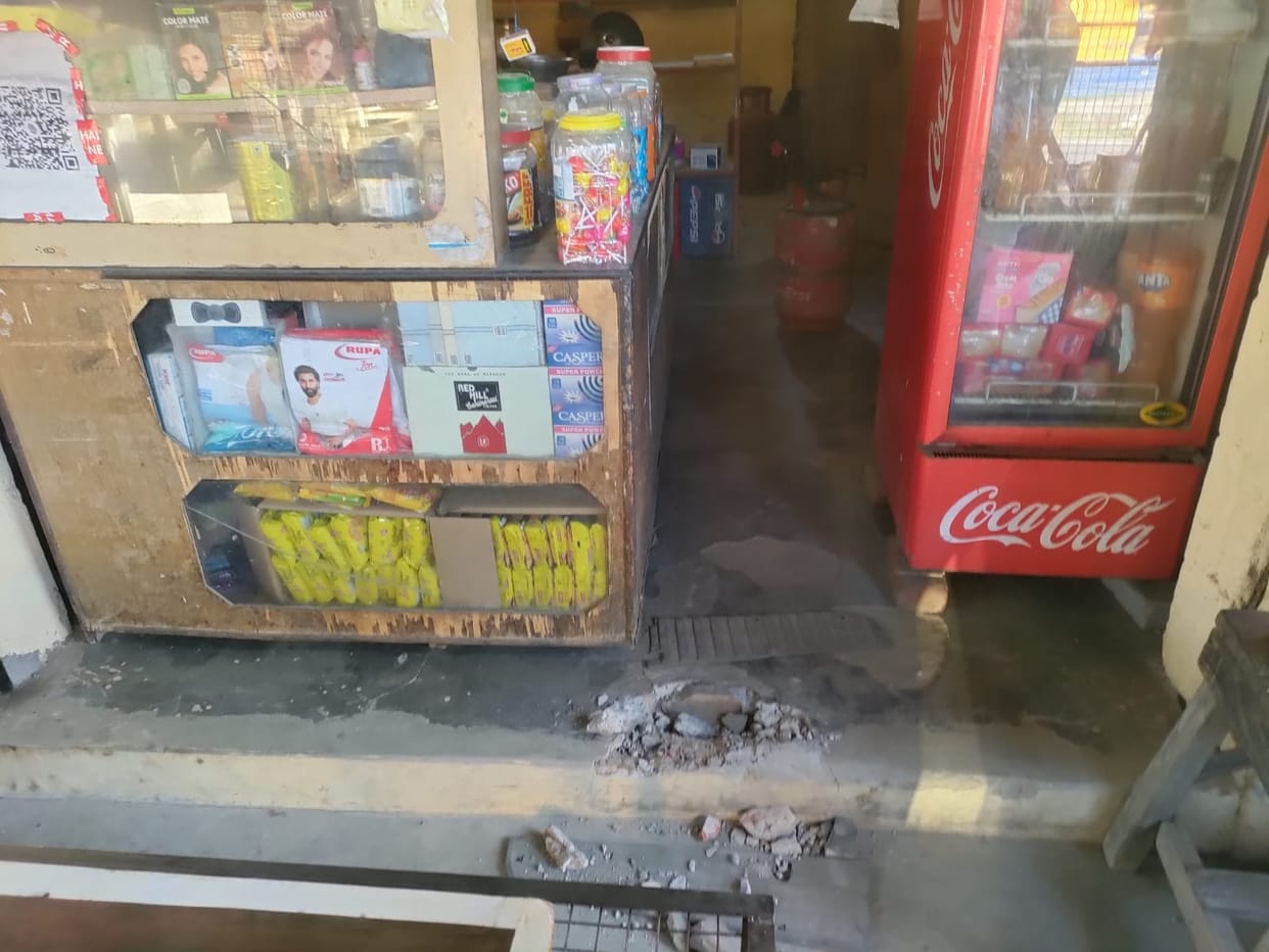 Theft in Kinnu shop by breaking the shutter locks