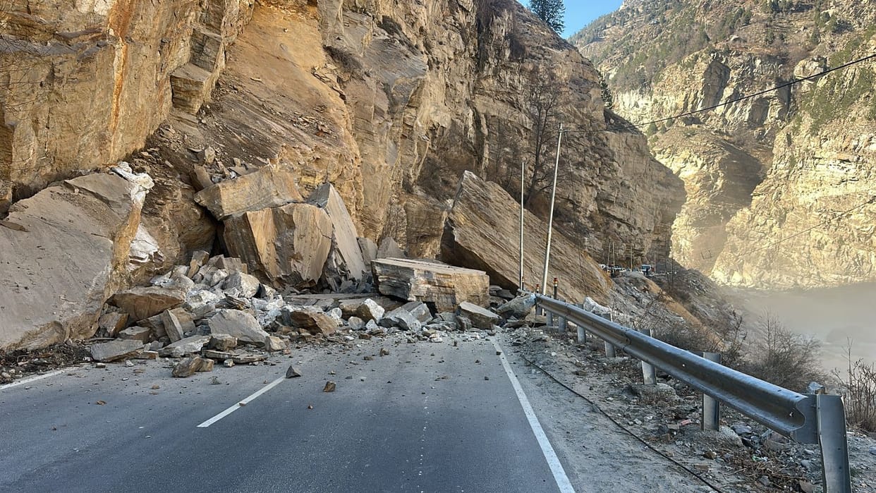 Rocks fell on National Highway 5, halting traffic for one and a half hours