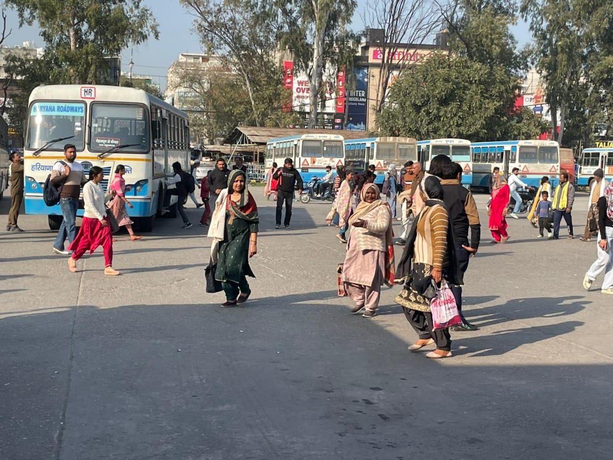 Khatara buses traveling, only 200 buses on a population of 11 lakh