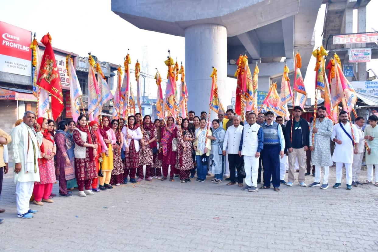 Taking the flag, the devotees started the pilgrimage to Khatu Shyam.