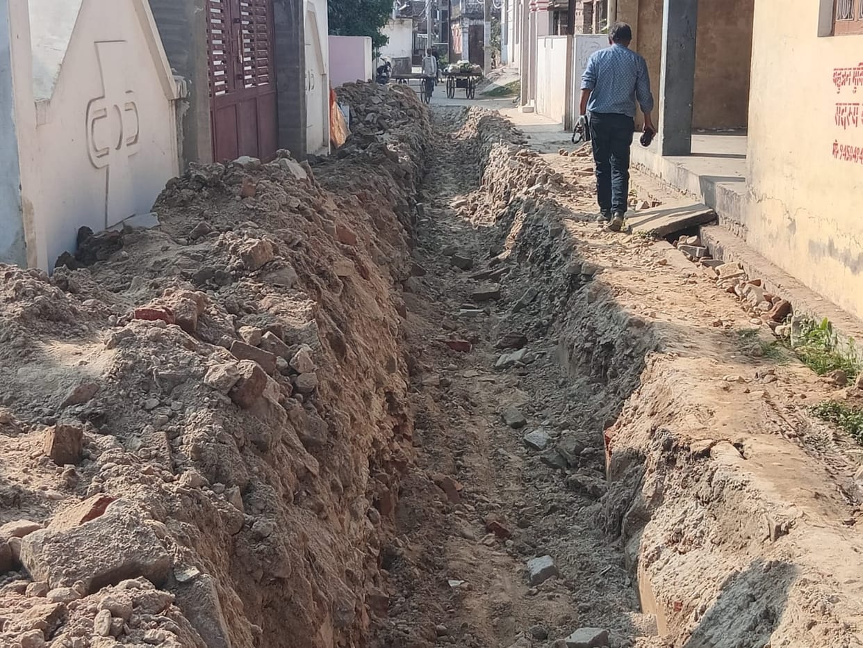 The road was dug up and abandoned, causing problems in traffic.