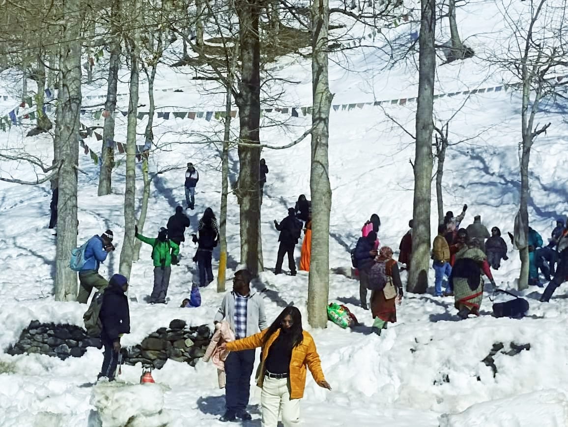 Crowds gather in Manali on the weekend