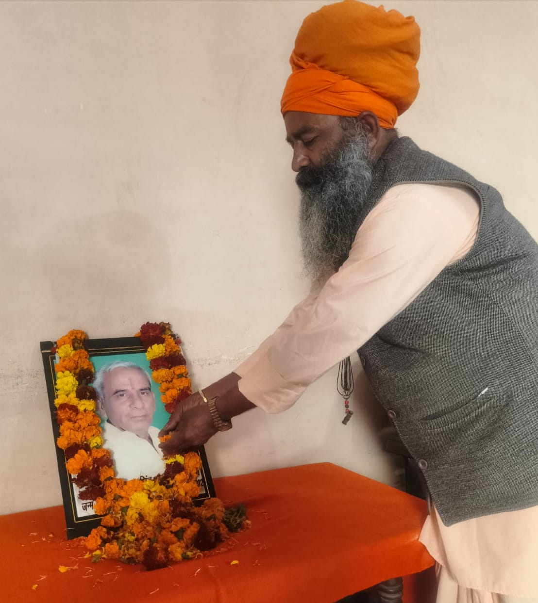 Tribute paid to social worker on his death anniversary