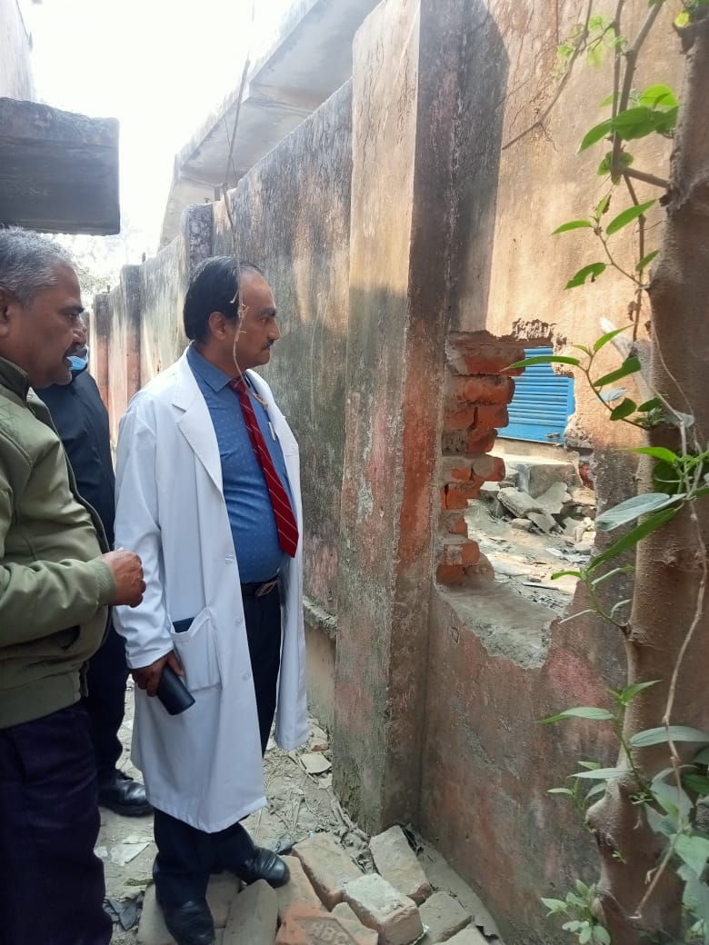 Drug dealers broke the boundary wall of the medical college.