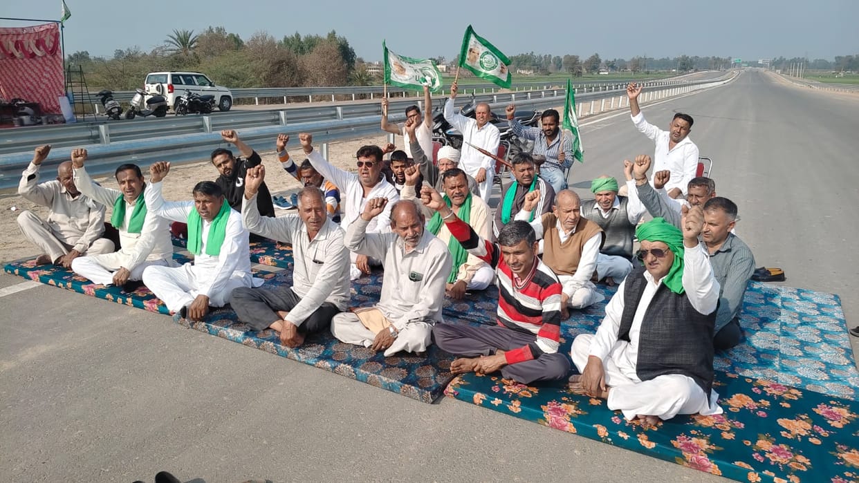 Now farmers are sitting in the middle of the ring road, movement of NHAI vehicles is stopped.