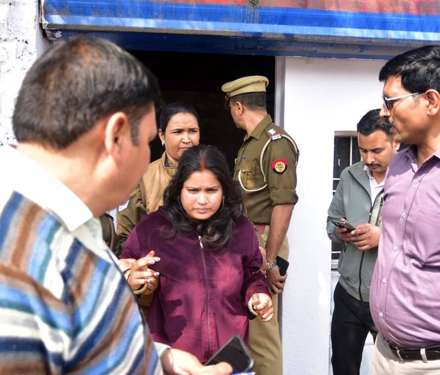 Woman attempts suicide in front of Vidhan Bhavan, arrested by police