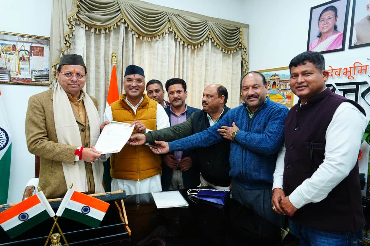 मुख्यमंत्री धामी से मिलते टैक्सी यूनियन के पदाधिकारी: यूनियन