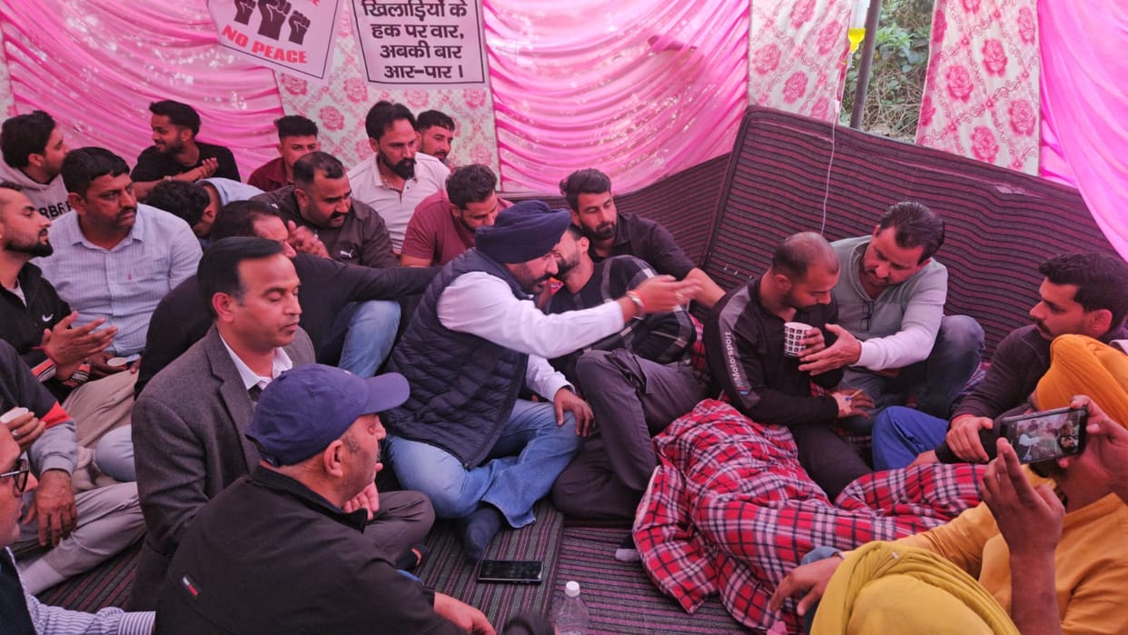 The MLA broke the fast of the Kabaddi players by giving them juice.