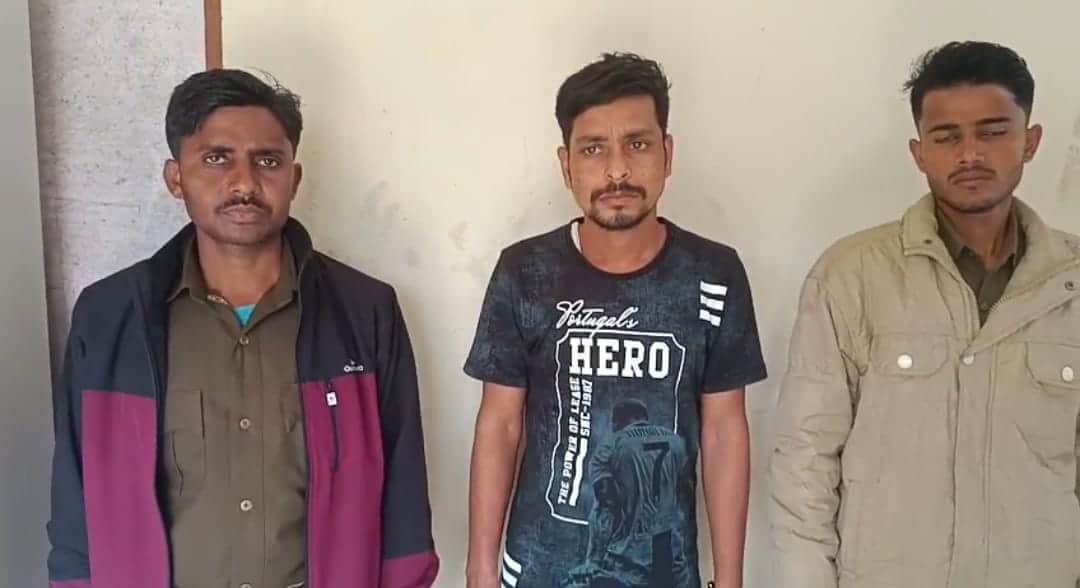 पुलिस गिरफ्त में इनामी बदमाश।