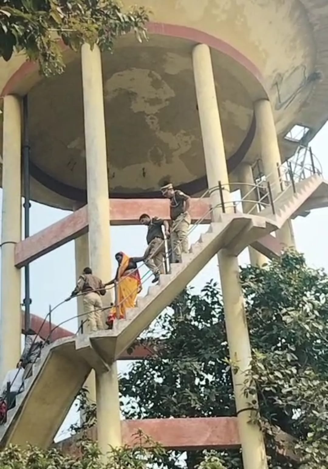 Unable to find a way out, the woman climbed a water tank on the court campus.