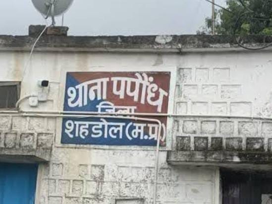 A 19-year-old woman, suffering from stomach pain, hanged herself to death; police investigation underway