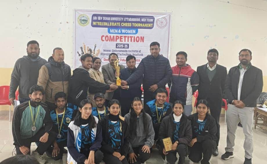 पुरस्कार के साथ शतरंज प्रतियोगिता के विजेता खिलाड़ी। स्रोत जागरूक पाठक।