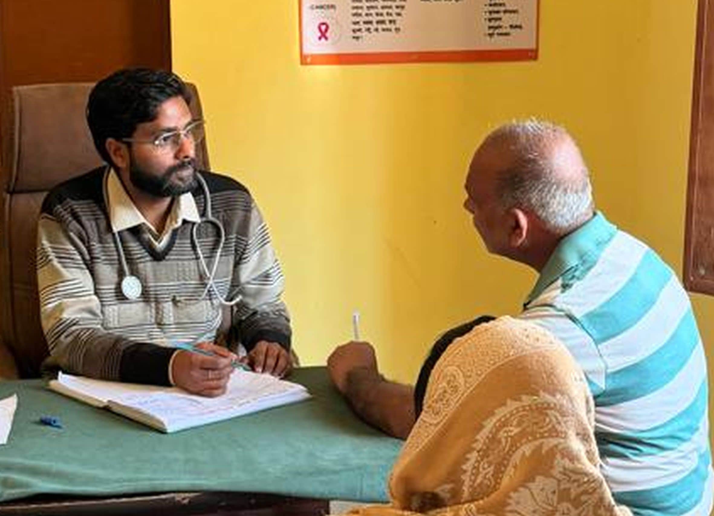  राजकीय आयुर्वेदिक चिकित्सालय अमेठी में मरीज का इलाज करते चिकित्सक। -संवाद