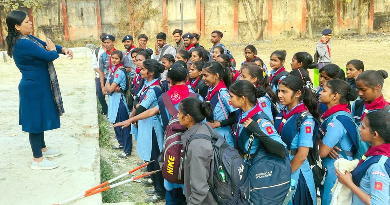 रोवर्स रेंजर शिविर के चौथे दिन संबोधित करती प्रशिक्षक। स्रोत- महाविद्यालय