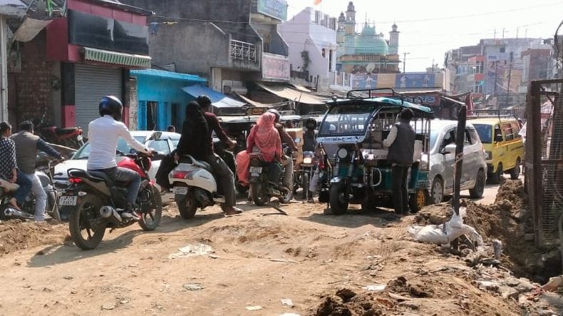 The barriers were removed... the responsible people forgot to level the road, people continued to struggle with the traffic jam.